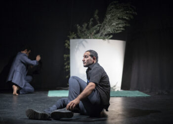Actor durante una presentación de teatro en un escenario