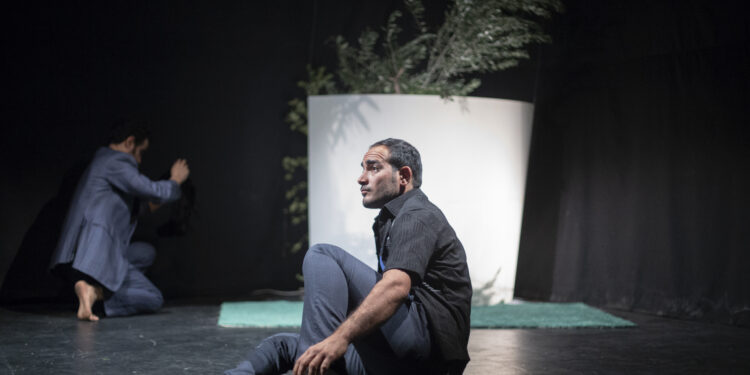 Actor durante una presentación de teatro en un escenario