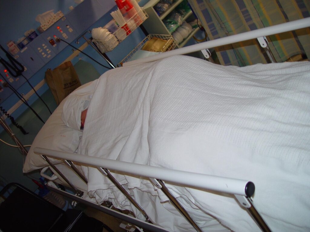 Un paciente en una cama de hospital