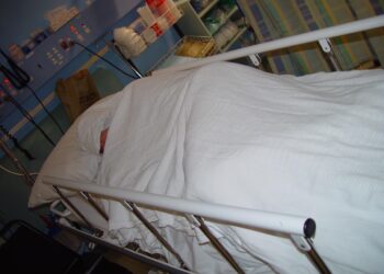 Un paciente en una cama de hospital