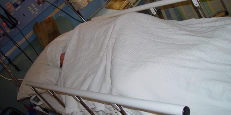 Un paciente en una cama de hospital
