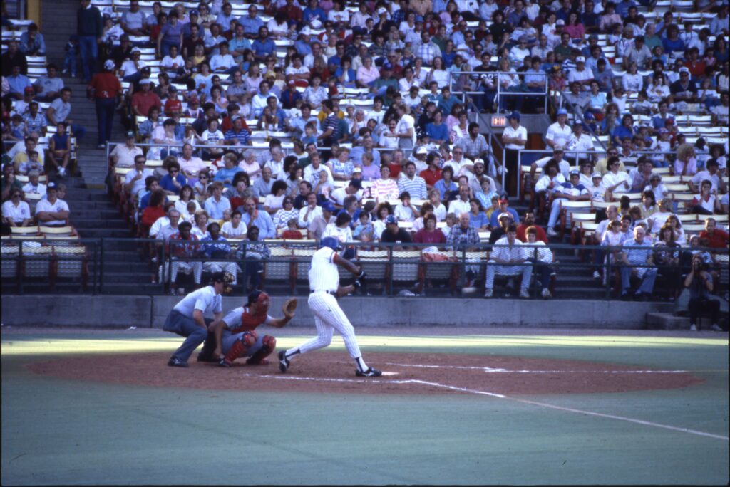 Jugada en un partido de béisbol en un estadio