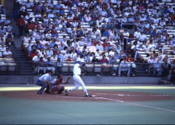 Jugada en un partido de béisbol en un estadio