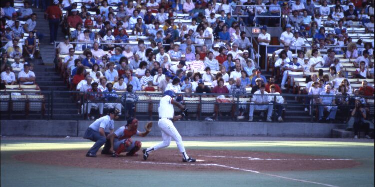 Jugada en un partido de béisbol en un estadio