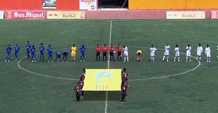Partido de fútbol disputado en un estadio con jugadores en la cancha