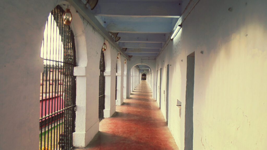 Pasillo con celdas en un centro de detención