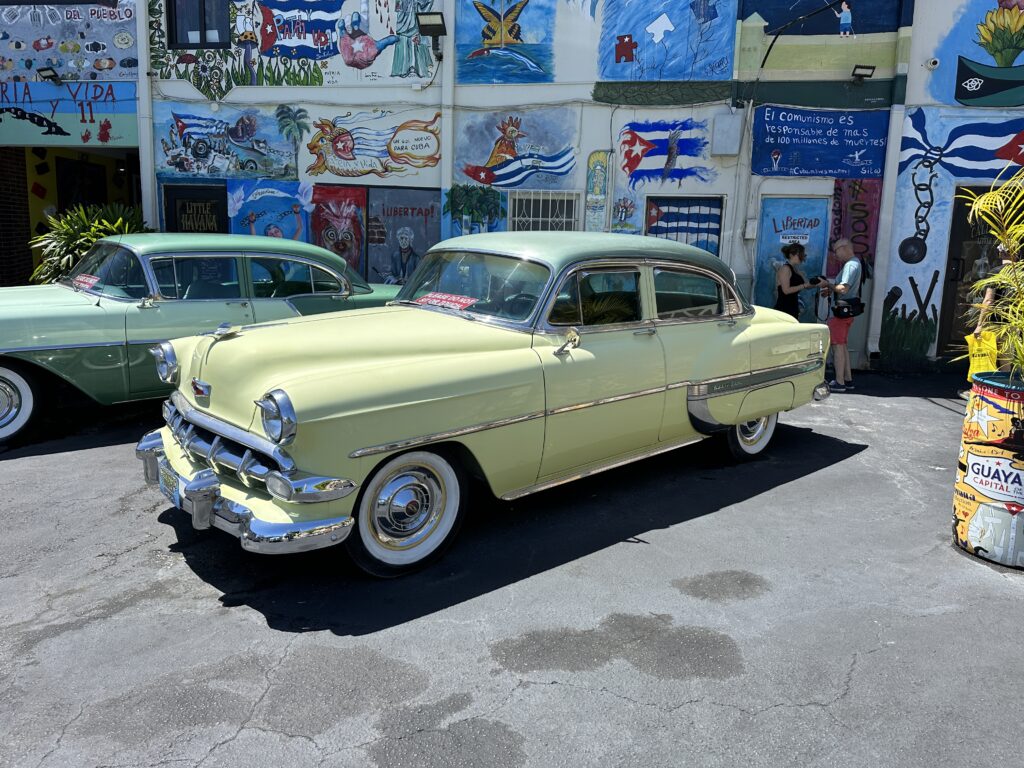 Calle del barrio de la Pequeña Habana en Miami, Florida