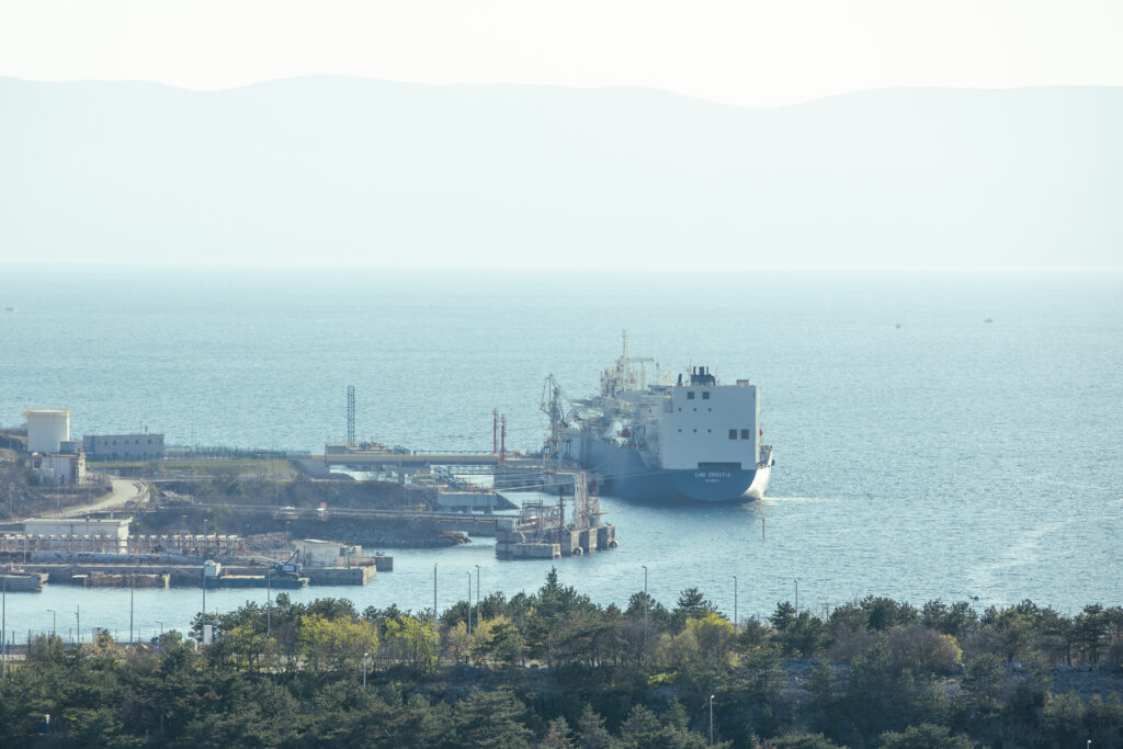 Un petrolero navega en alta mar, imagen ilustrativa del tráfico marítimo por el estrecho de Ormuz
