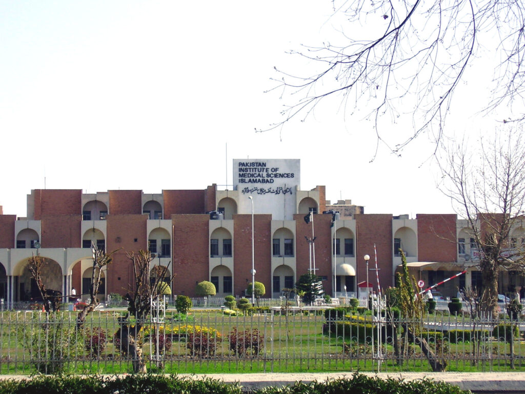 Edificio del hospital Pakistan Institute of Medical Sciences (PIMS) en Islamabad, Pakistán