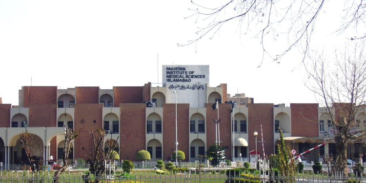 Edificio del hospital Pakistan Institute of Medical Sciences (PIMS) en Islamabad, Pakistán