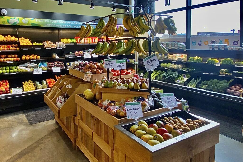 Frutas y verduras a la venta en un mercado, ilustrando el alza de precios de los alimentos