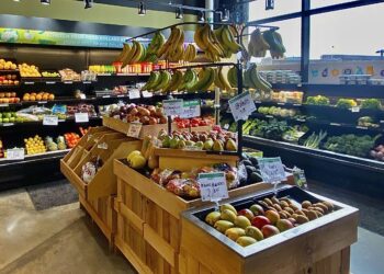Frutas y verduras a la venta en un mercado, ilustrando el alza de precios de los alimentos