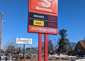 Cartel con precios de la gasolina en una estación de servicio en Estados Unidos
