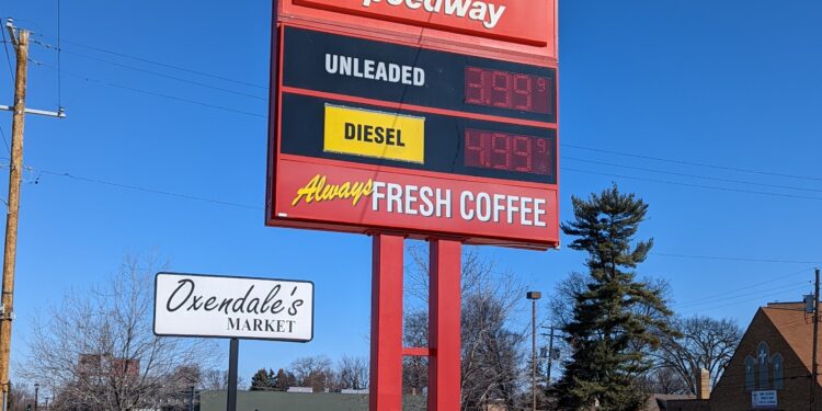 Cartel con precios de la gasolina en una estación de servicio en Estados Unidos