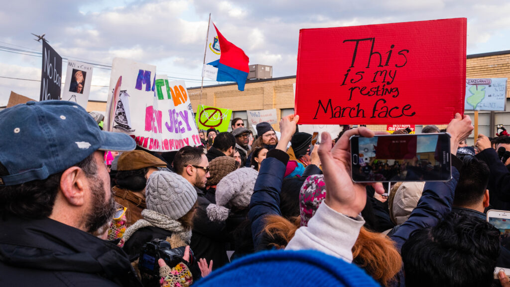 Manifestantes protestan frente a un centro federal de detención en Elizabeth, Nueva Jersey