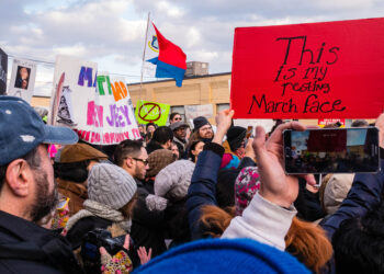 Manifestantes protestan frente a un centro federal de detención en Elizabeth, Nueva Jersey