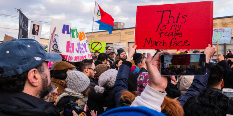 Manifestantes protestan frente a un centro federal de detención en Elizabeth, Nueva Jersey