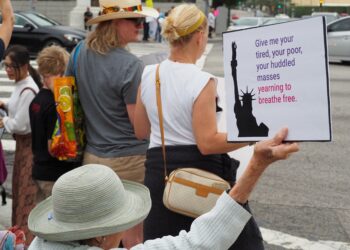 Personas se manifiestan contra la política migratoria en Estados Unidos