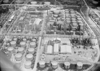 Instalaciones de una refinería de petróleo con torres y tuberías industriales