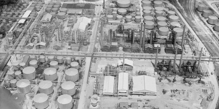 Instalaciones de una refinería de petróleo con torres y tuberías industriales