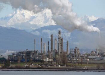 Instalación de una refinería de petróleo con torres y tuberías