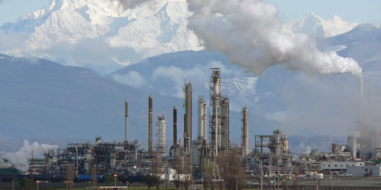 Instalación de una refinería de petróleo con torres y tuberías