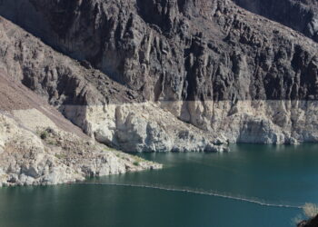 Marcas del bajo nivel del agua en la represa Hoover, sobre el río Colorado