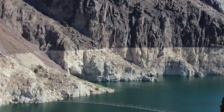 Marcas del bajo nivel del agua en la represa Hoover, sobre el río Colorado