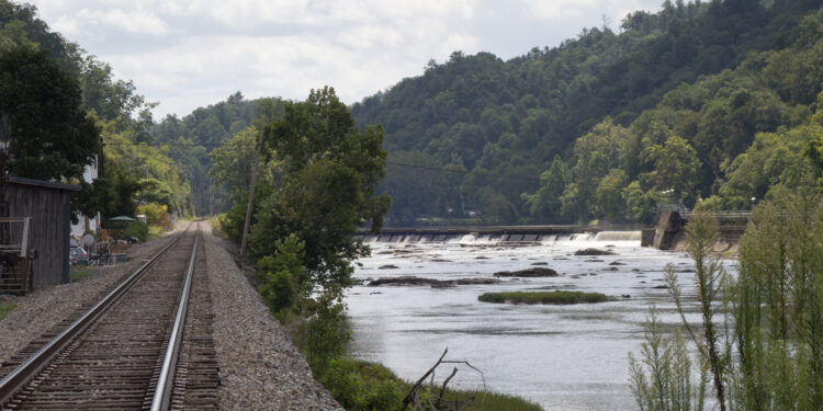 Vista del río French Broad a su paso por Carolina del Norte