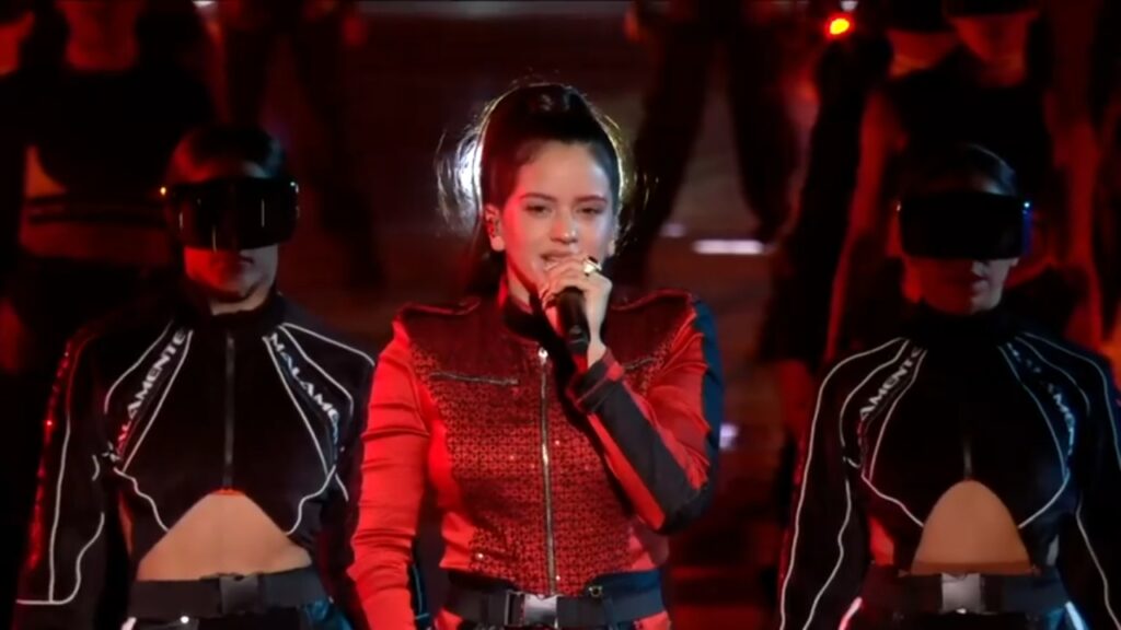 La cantante española Rosalía durante una presentación en los premios MTV