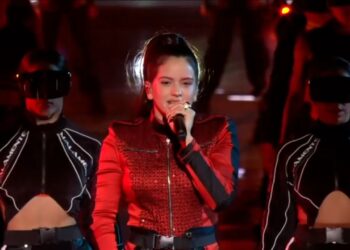 La cantante española Rosalía durante una presentación en los premios MTV