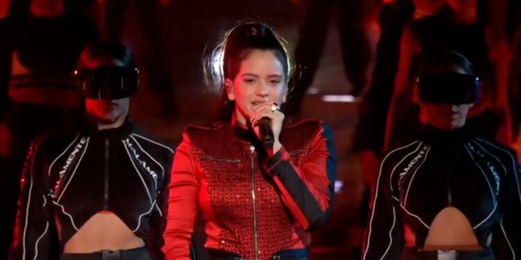 La cantante española Rosalía durante una presentación en los premios MTV