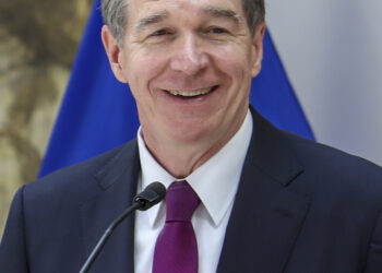 Retrato de Roy Cooper, exgobernador de Carolina del Norte y candidato al Senado