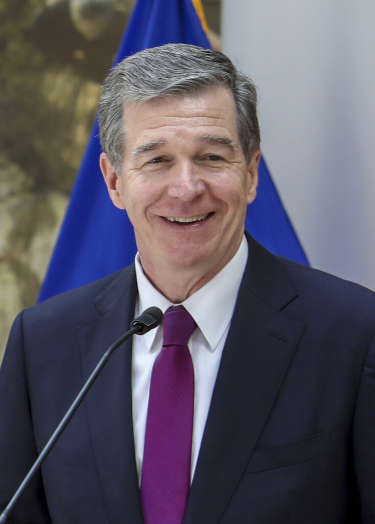 Retrato de Roy Cooper, exgobernador de Carolina del Norte y candidato al Senado