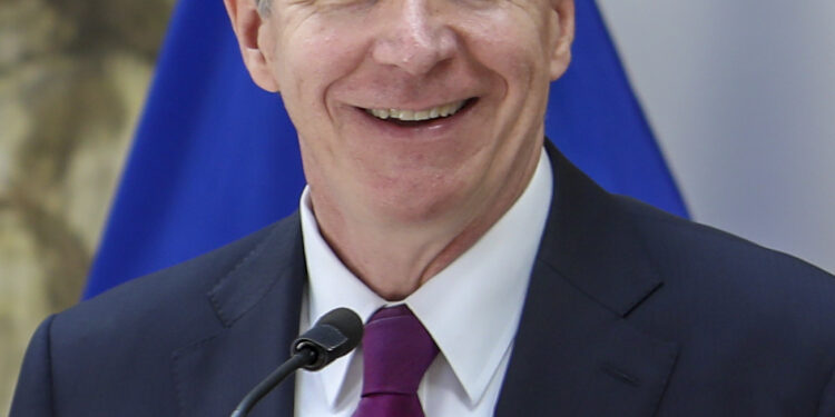 Retrato de Roy Cooper, exgobernador de Carolina del Norte y candidato al Senado