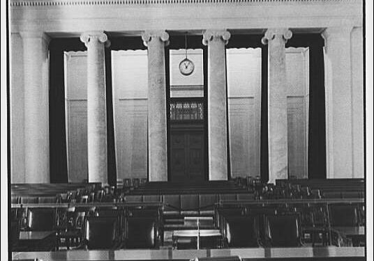 Interior de una sala de tribunal en Estados Unidos