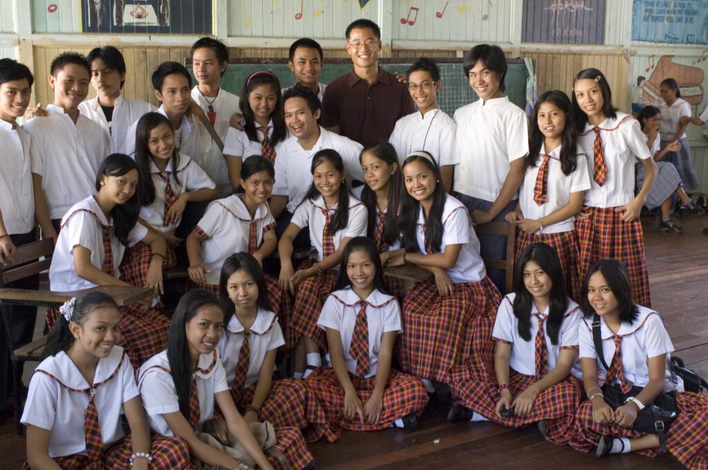 Un maestro con sus estudiantes en un salón de clases
