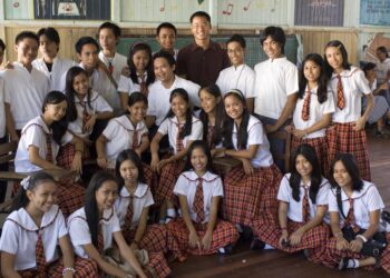 Un maestro con sus estudiantes en un salón de clases