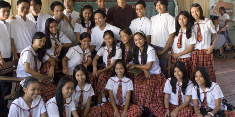 Un maestro con sus estudiantes en un salón de clases