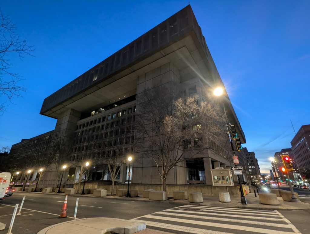Edificio de la sede del FBI en Washington al atardecer