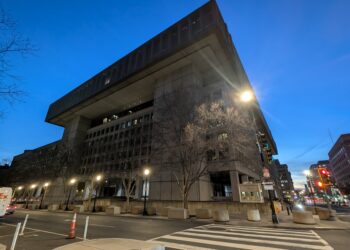Edificio de la sede del FBI en Washington al atardecer