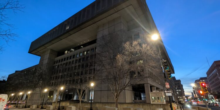 Edificio de la sede del FBI en Washington al atardecer