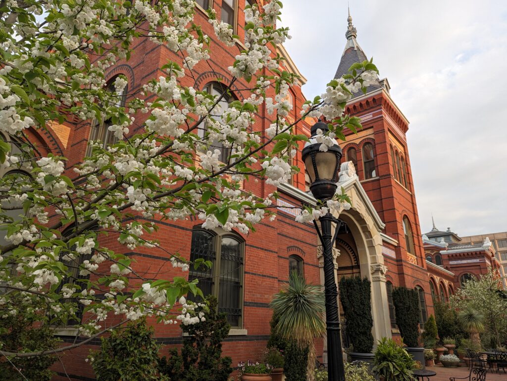Fachada del edificio de Artes e Industrias del Smithsonian en Washington