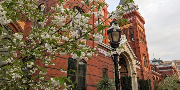 Fachada del edificio de Artes e Industrias del Smithsonian en Washington