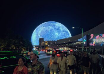 El recinto Sphere iluminado en Las Vegas