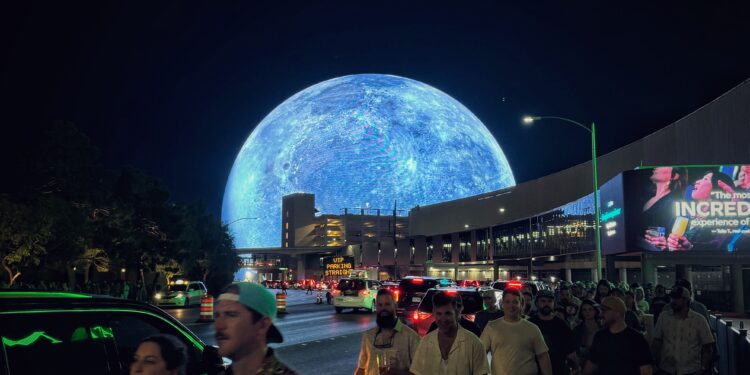 El recinto Sphere iluminado en Las Vegas