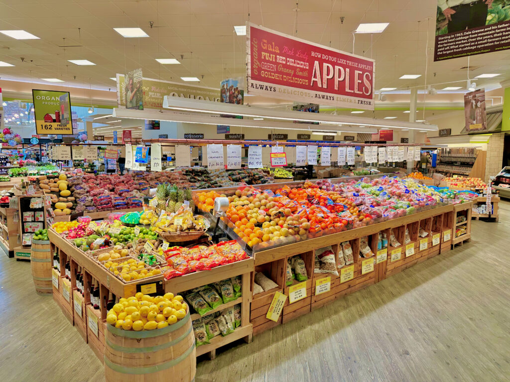 Sección de frutas y verduras en un supermercado Ingles en Murphy, Carolina del Norte