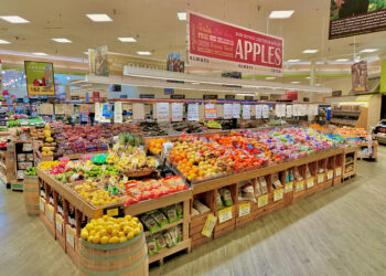 Sección de frutas y verduras en un supermercado Ingles en Murphy, Carolina del Norte