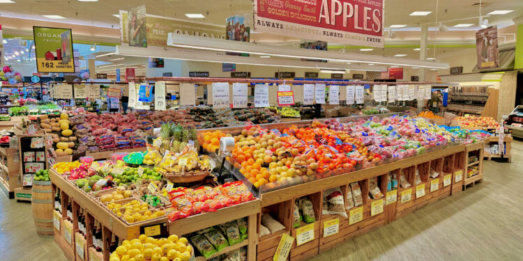 Sección de frutas y verduras en un supermercado Ingles en Murphy, Carolina del Norte
