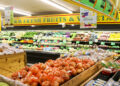 Estantes con frutas y verduras en un supermercado en Estados Unidos